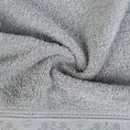 Ręcznik z żakardową bordiurą zdobioną drobnymi kwiatuszkami - 70 x 140 cm - stalowy 5