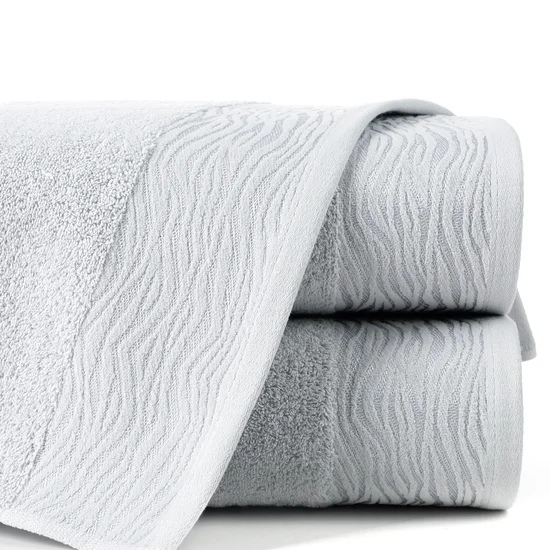 Ręcznik DAFNE z bawełny podkreślony żakardową bordiurą z motywem zebry - 50 x 90 cm - srebrny