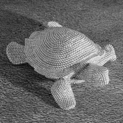 Żółw - figurka dekoracyjna ELDO o drobnym strukturalnym wzorze, srebrna Żółw - figurka dekoracyjna ELDO o drobnym strukturalnym wzorze, srebrna - 14 x 12 x 5 cm
