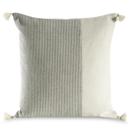 Poszewka dekoracyjna w stylu BOHO z ozdobnymi pomponami Poszewka dekoracyjna w stylu BOHO z ozdobnymi pomponami - 45 x 45 cm
