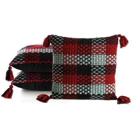 Poszewka dekoracyjna HILAR z grubej tkaniny z ozdobnymi chwostami na rogach Poszewka dekoracyjna HILAR z grubej tkaniny z ozdobnymi chwostami na rogach - 45 x 45 cm