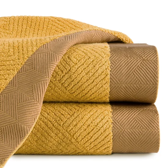 Ręcznik z bawełny zdobiony geometrycznym motywem z żakardową bordiurą - 70 x 140 cm - musztardowy