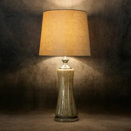 Lampa stołowa ROSA 01 na szklanej podstawie z błyszczącym welwetowym abażurem Lampa stołowa ROSA 01 na szklanej podstawie z błyszczącym welwetowym abażurem - 32 x 38 x 80 cm