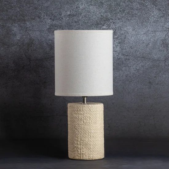 Lampa AGIS na ceramicznej podstawie z wytłaczanym wzorem tkaniny - ∅ 20 x 43 cm - kremowy
