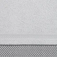 Ręcznik KINGA z żakardową bordiurą w pasy w drobną krateczkę - 50 x 90 cm - srebrny 2