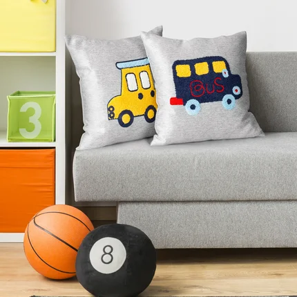 Poszewka dziecięca ALVIN z samochodem haftowanym puszystą nicią Poszewka dziecięca ALVIN z samochodem haftowanym puszystą nicią - 45 x 45 cm