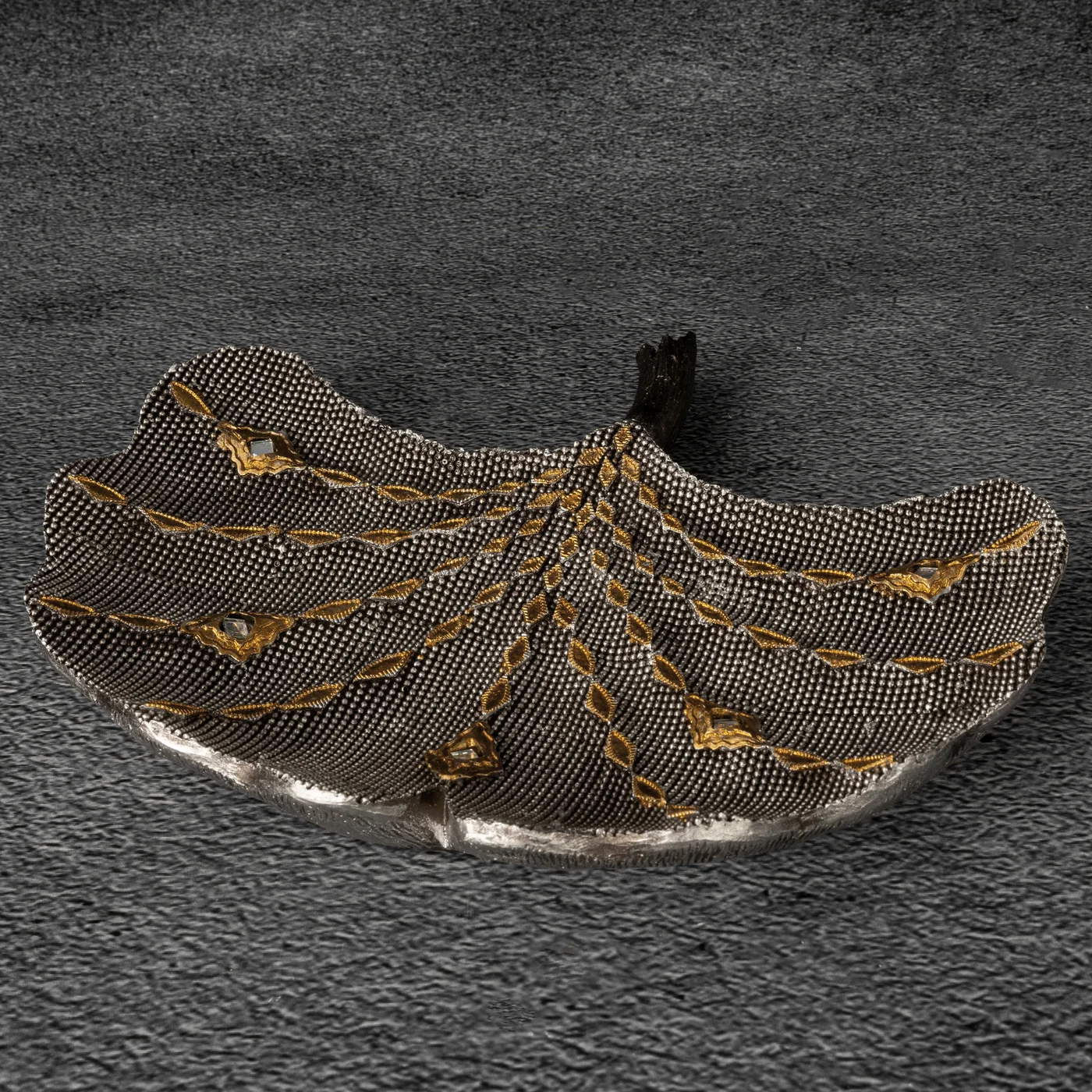Liść miłorzębu figurka ceramiczna srebrno-złota