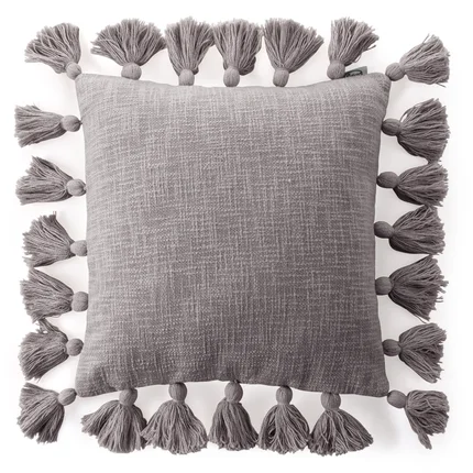 Poszewka ASTI w stylu boho z grubej tkaniny bawełnianej z chwostami na bokach Poszewka ASTI w stylu boho z grubej tkaniny bawełnianej z chwostami na bokach - 45 x 45 cm