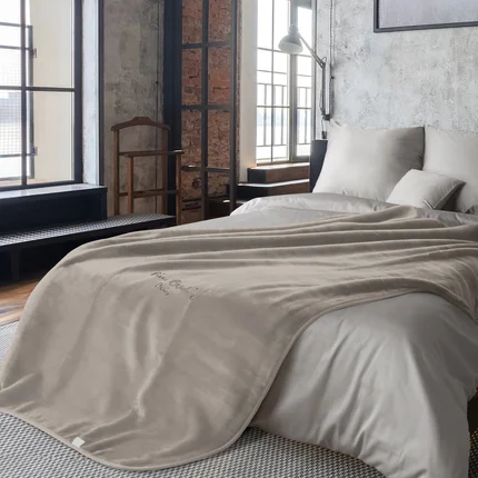 Koc CLARA o wysokiej gramaturze z haftowanym logo PIERRE CARDIN Koc CLARA o wysokiej gramaturze z haftowanym logo PIERRE CARDIN - 160 x 220 cm