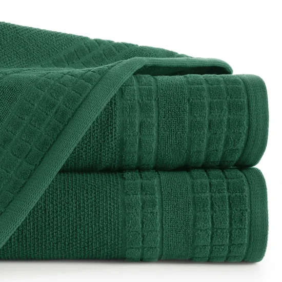 Ręcznik z wypukłą fakturą podkreślony welwetową bordiurą w krateczkę - 50 x 90 cm - butelkowy zielony