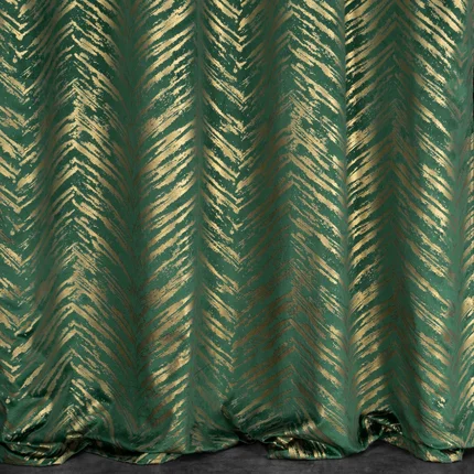 Zasłona z welwetu SARA z metalicznym nadrukiem geometrycznym Zasłona z welwetu SARA z metalicznym nadrukiem geometrycznym - 140 x 250 cm