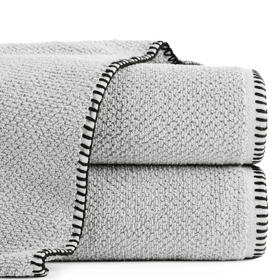 Ręcznik MABEL z kontrastującym obszyciem na krawędzi - 50 x 90 cm - stalowy