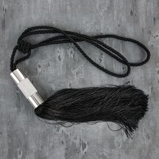 Dekoracyjny sznur MONA do upięć z chwostem z metalową obrączką i brokatową aplikacją - 76 x 38 cm - czarny