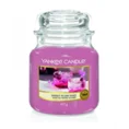 YANKEE CANDLE - Średnia świeca zapachowa w słoiku - Sweet Plum Sake - ∅ 11 x 13 cm - różowy 1