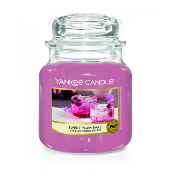 YANKEE CANDLE - Średnia świeca zapachowa w słoiku - Sweet Plum Sake - ∅ 11 x 13 cm - różowy