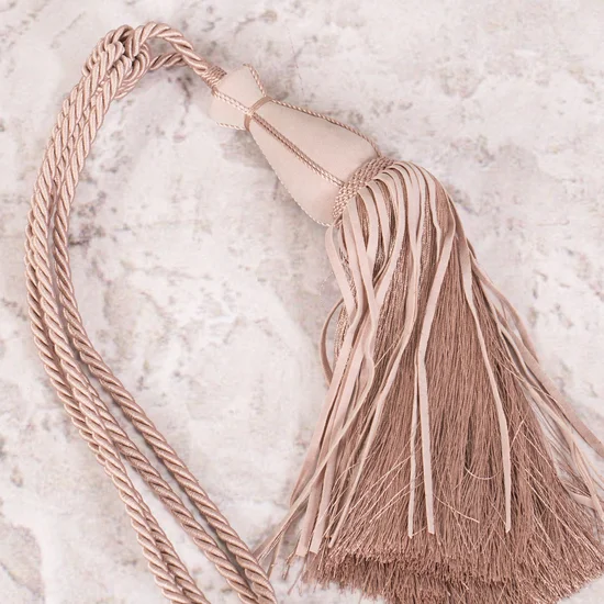 Dekoracyjny sznur do upięć z chwostem z efektownymi frędzlami z tkaniny - 80 cm - różowy