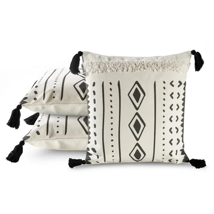 Poszewka dekoracyjna w stylu BOHO z ozdobnymi pomponami z geometrycznym nadrukiem Poszewka dekoracyjna w stylu BOHO z ozdobnymi pomponami z geometrycznym nadrukiem - 45 x 45 cm
