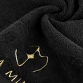 EVA MINGE Ręcznik GAJA z bawełny frotte z welwetową bordiurą i haftem z logo kolekcji - 70 x 140 cm - czarny 5