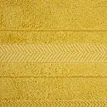Ręcznik z żakardową bordiurą w geometrycznym stylu - 70 x 140 cm - musztardowy 2