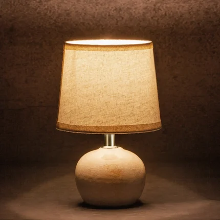 Lampka stołowa LUKA na kulistej ceramicznej podstawie z abażurem z matowej tkaniny Lampka stołowa LUKA na kulistej ceramicznej podstawie z abażurem z matowej tkaniny - ∅ 15 x 22 cm