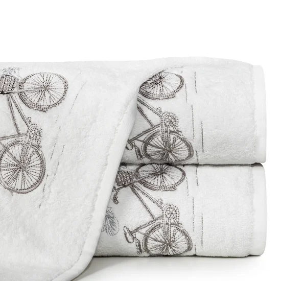 Ręcznik z haftem z motywem roweru - 70 x 140 cm - kremowy