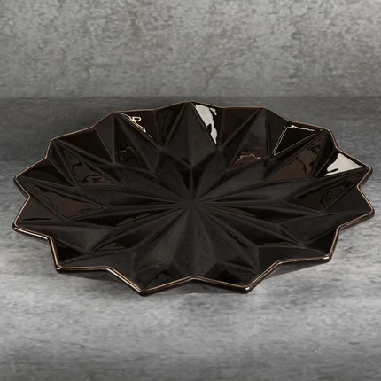 Patera ceramiczna ALANI z geometrycznymi wytłoczeniami Patera ceramiczna ALANI z geometrycznymi wytłoczeniami - 33 x 33 x 4 cm