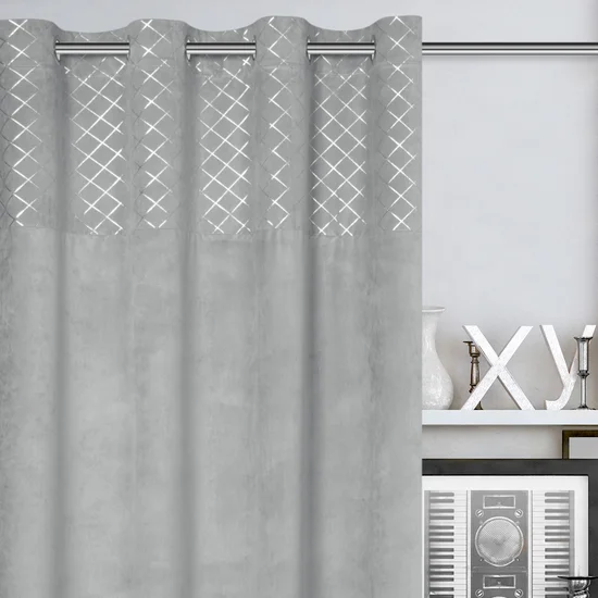 Zasłona z welwetu z ozdobnym pasem z geometrycznym srebrnym nadrukiem w górnej części - 140 x 250 cm - popielaty