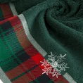 Ręcznik świąteczny STAR  01 bawełniany z żakardową bordiurą w kratkę i haftem ze śnieżynkami - 70 x 140 cm - butelkowy zielony 5