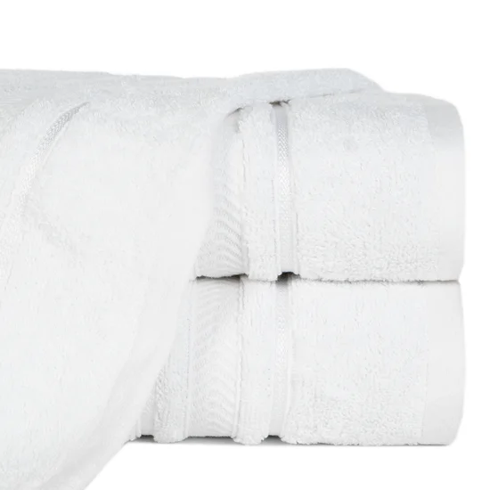 Ręcznik z bawełny egipskiej z żakardową bordiurą podkreśloną lśniącą nicią - 70 x 140 cm - biały