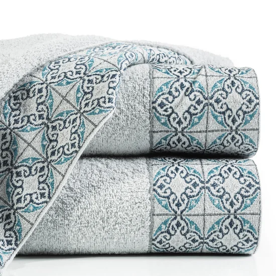 Ręcznik z żakardową bordiurą i geometrycznym wzorem - 50 x 90 cm - srebrny