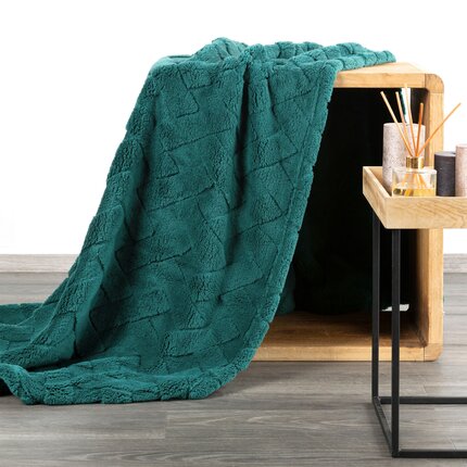 DESIGN 91 Narzuta na fotel-koc typu flano CARO zdobiony wytłaczanym wzorem 70 x 160 cm ciemnozielony