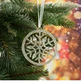 Ozdoba choinkowa śnieżynka zdobiona kryształami na dekoracyjnej wstążeczce - ∅ 8 cm - srebrny 1