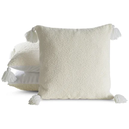 Poszewka dekoracyjna FEMI z pluszu z zdobiona na rogach chwostami Poszewka dekoracyjna FEMI z pluszu z zdobiona na rogach chwostami - 45 x 45 cm