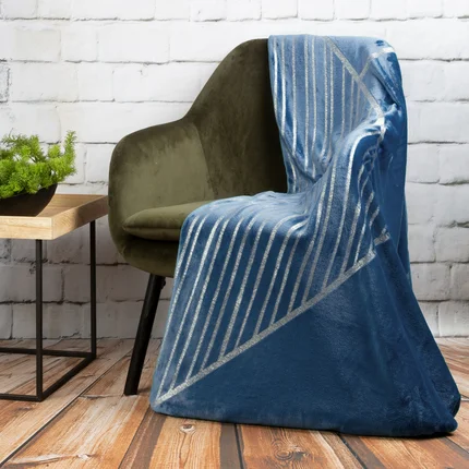 Koc miękki i miły w dotyku z błyszczącym geometrycznym nadrukiem Koc miękki i miły w dotyku z błyszczącym geometrycznym nadrukiem - 150 x 200 cm