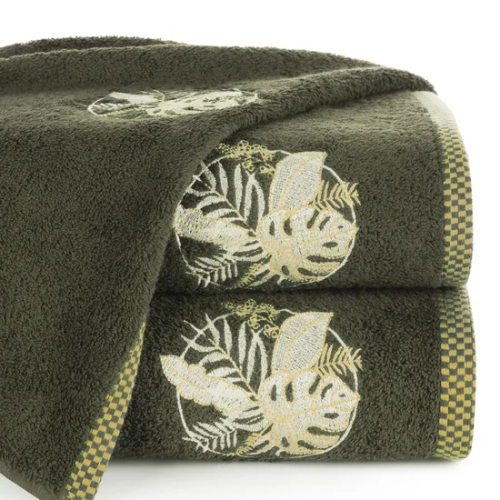 Ręcznik  PALMS bawełniany z haftowaną bordiurą w egzotyczne liście - 50 x 90 cm - oliwkowy