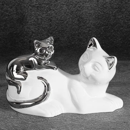 Koty figurka dekoracyjna ceramiczna biało-srebrna Koty figurka dekoracyjna ceramiczna biało-srebrna - 20 x 11 x 12 cm