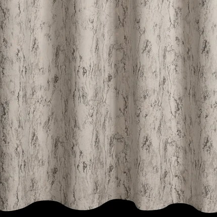 Zasłona gotowa KORNELIA z welwetu zdobiona błyszczącym nadrukiem Zasłona gotowa KORNELIA z welwetu zdobiona błyszczącym nadrukiem - 140 x 250 cm