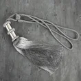 Dekoracyjny sznur JOLIE do upięć z chwostem z metalowymi obrączkami - 78 x 38 cm - srebrny 1