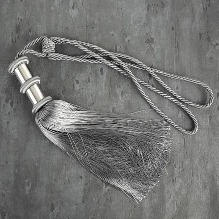 Dekoracyjny sznur JOLIE do upięć z chwostem z metalowymi obrączkami Dekoracyjny sznur JOLIE do upięć z chwostem z metalowymi obrączkami - 78 x 38 cm