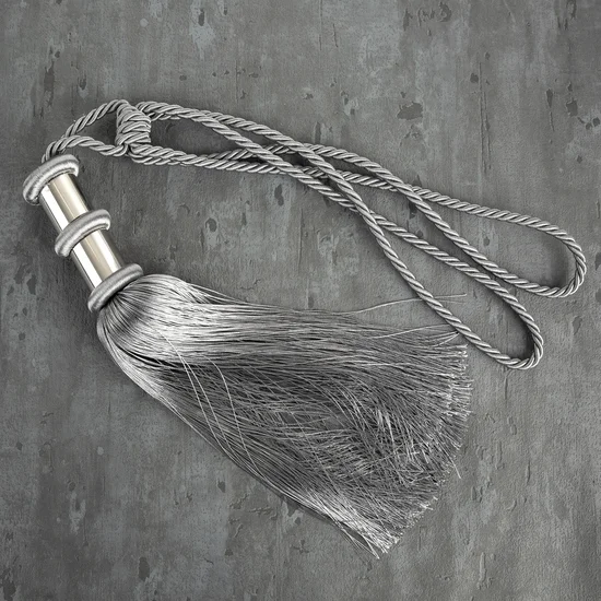 Dekoracyjny sznur JOLIE do upięć z chwostem z metalowymi obrączkami - 78 x 38 cm - srebrny
