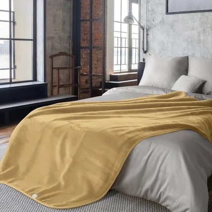 Koc CLARA o wysokiej gramaturze z haftowanym logo PIERRE CARDIN Koc CLARA o wysokiej gramaturze z haftowanym logo PIERRE CARDIN - 160 x 220 cm