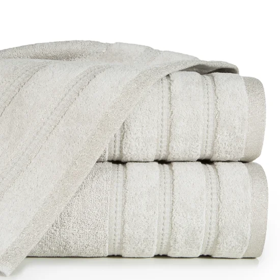 Ręcznik z welurową bordiurą przetykaną błyszczącą nicią - 70 x 140 cm - beżowy