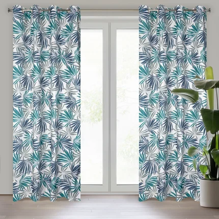 DESIGN 91 Zasłona ELINA z nadrukiem turkusowo-granatowych liści na białym tle z lekkiej mikrofibry DESIGN 91 Zasłona ELINA z nadrukiem turkusowo-granatowych liści na białym tle z lekkiej mikrofibry - 140 x 250 cm