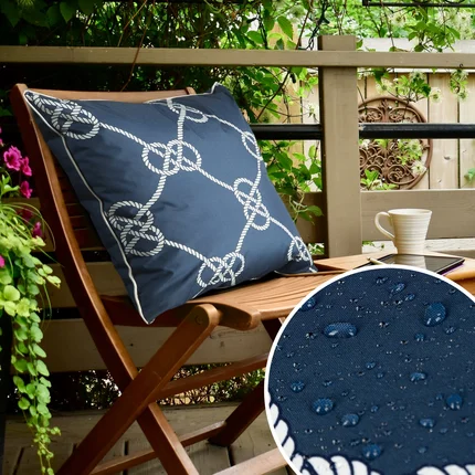 Poszewka GARDEN na taras oraz balkon z tkaniny wodoodpornej w stylu marynistycznym Poszewka GARDEN na taras oraz balkon z tkaniny wodoodpornej w stylu marynistycznym - 45 x 45 cm