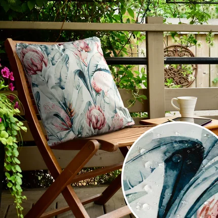 Poszewka GARDEN na taras oraz balkon z tkaniny wodoodpornej zdobiona nadrukiem subtelnych kwiatów Poszewka GARDEN na taras oraz balkon z tkaniny wodoodpornej zdobiona nadrukiem subtelnych kwiatów - 45 x 45 cm