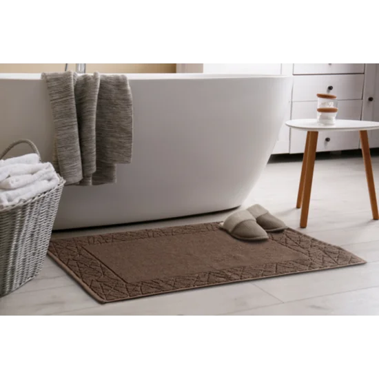 Dywanik łazienkowy NIKA z bawełny, dobrze chłonący wodę z geometrycznym wzorem wykończony błyszczącą nicią - 50 x 70 cm - brązowy