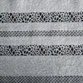 Ręcznik TESSA z bordiurą w cętki inspirowany dziką naturą - 70 x 140 cm - jasnopopielaty 2