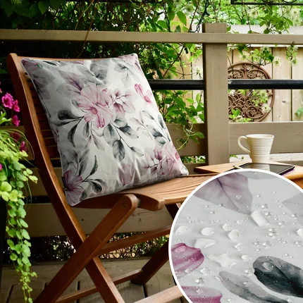Poszewka GARDEN na taras oraz balkon z tkaniny wodoodpornej zdobiona nadrukiem subtelnych kwiatów Poszewka GARDEN na taras oraz balkon z tkaniny wodoodpornej zdobiona nadrukiem subtelnych kwiatów - 45 x 45 cm