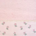 Ręcznik z haftowana bordiurą i pasmanterią - 70 x 140 cm - różowy 2
