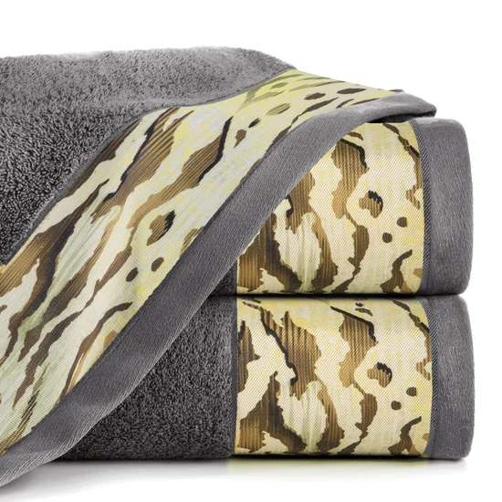 EVA MINGE Ręcznik CECIL z bordiurą zdobioną fantazyjnym nadrukiem z cętkami - 50 x 90 cm - stalowy
